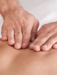 Osteopathische Behandlung Rücken Hände